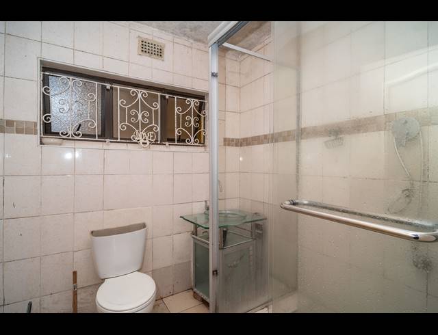 6 BEDROOM HOUSE FOR SALE IN CLARE ESTATE
